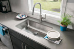 Elkay Tarja Lustertone® Classic Acero Inoxidable 30-1/2" x 18-1/2" x 7-1/2" de Un Tazón Bajo Cubierta — ambiente de cocina