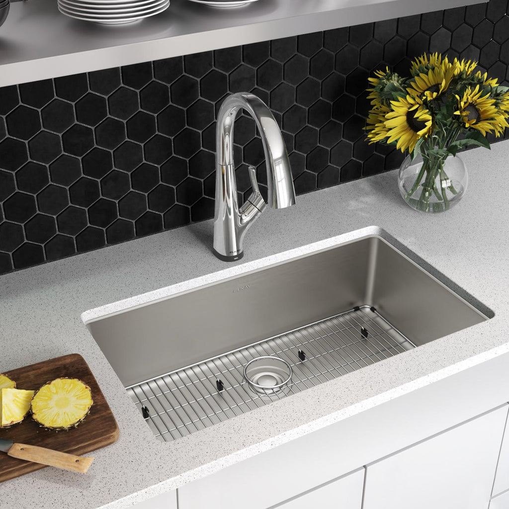 Elkay Tarja Lustertone Iconix® Calibre 18 Acero Inoxidable 32-1/2" x 19-1/2" x 9" de Un Tazón Bajo Cubierta (Kit con Llave Filtrada) — ambiente de cocina