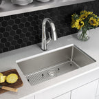 Elkay Tarja Lustertone Iconix® Calibre 18 Acero Inoxidable 32-1/2" x 19-1/2" x 9" de Un Tazón Bajo Cubierta (Kit con Llave Filtrada) — ambiente de cocina