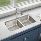 Elkay Tarja Lustertone® Classic Acero Inoxidable 31-3/4" x 16-1/2" x 7-1/2" de Dos Tazones Iguales Bajo Cubierta — ambiente de cocina