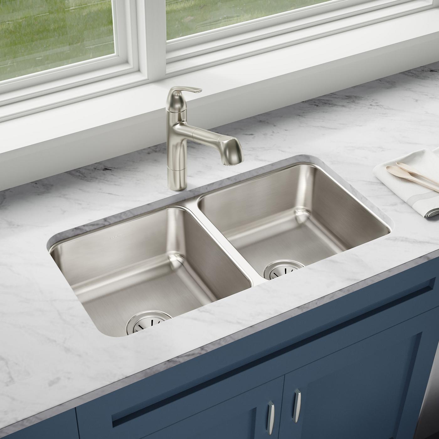 Elkay Tarja Lustertone® Classic Acero Inoxidable 31-3/4" x 16-1/2" x 7-1/2" de Dos Tazones Iguales Bajo Cubierta — ambiente de cocina