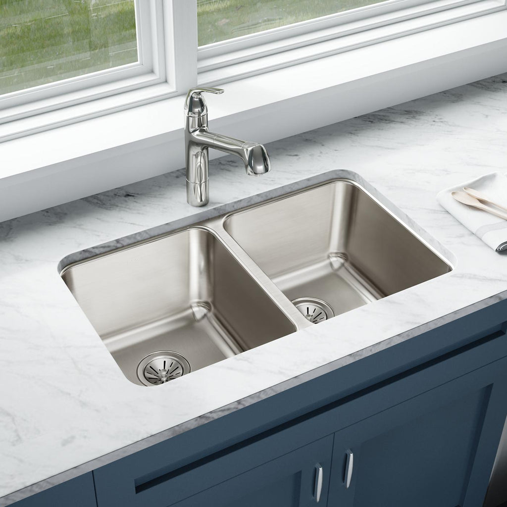 Elkay Tarja Lustertone® Classic Acero Inoxidable 30-3/4" x 18-1/2" x 10" de Dos Tazones Iguales Bajo Cubierta — ambiente de cocina