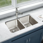 Elkay Tarja Lustertone® Classic Acero Inoxidable 30-3/4" x 18-1/2" x 10" de Dos Tazones Iguales Bajo Cubierta — ambiente de cocina