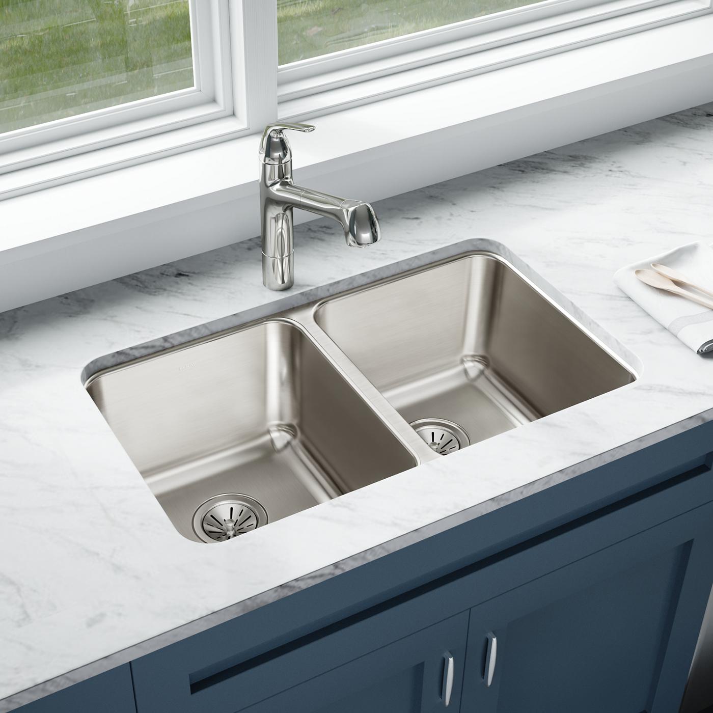 Elkay Tarja Lustertone® Classic Acero Inoxidable 30-3/4" x 18-1/2" x 10" de Dos Tazones Iguales Bajo Cubierta — ambiente de cocina