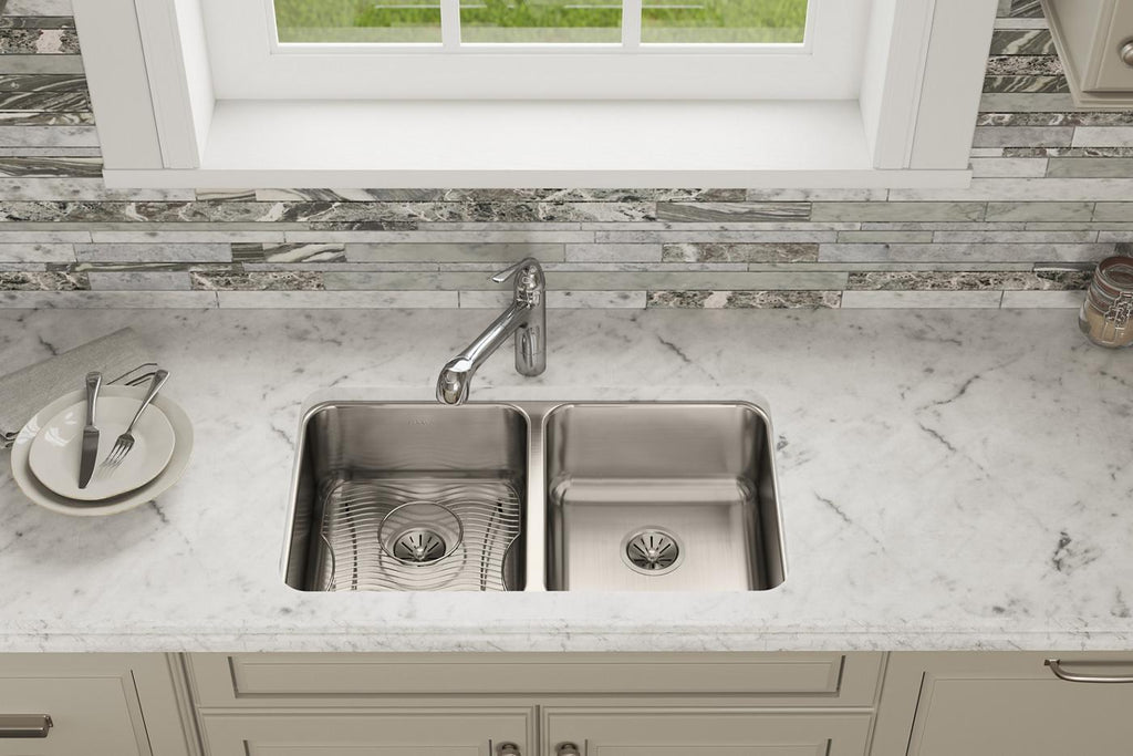 Elkay Tarja Lustertone® Classic Acero Inoxidable 30-3/4" x 18-1/2" x 7-7/8" de Dos Tazones Iguales Bajo Cubierta (Kit) — ambiente de cocina