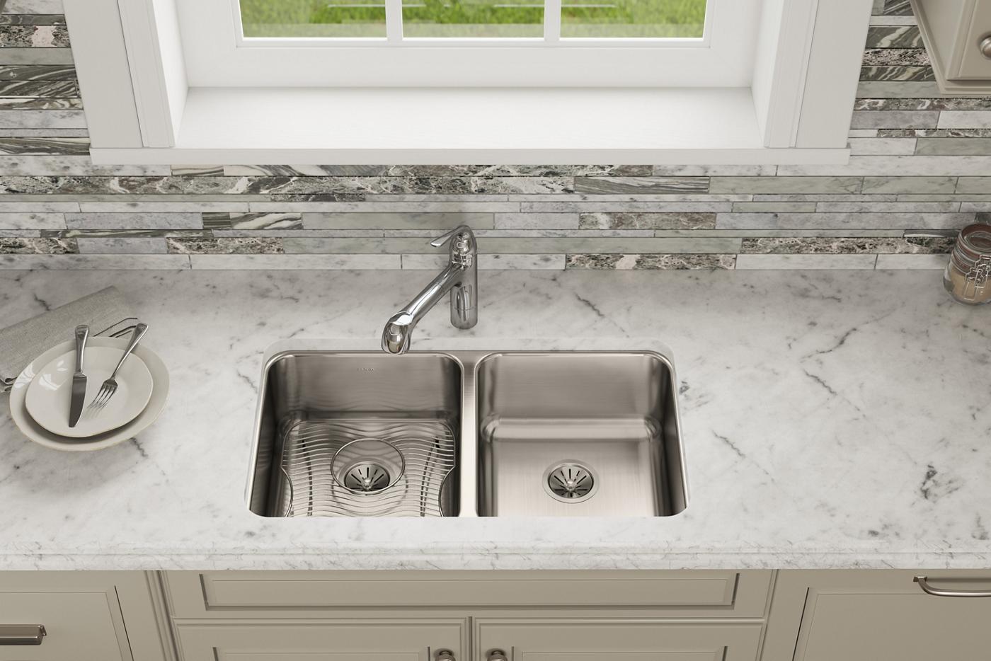 Elkay Tarja Lustertone® Classic Acero Inoxidable 30-3/4" x 18-1/2" x 7-7/8" de Dos Tazones Iguales Bajo Cubierta (Kit) — ambiente de cocina