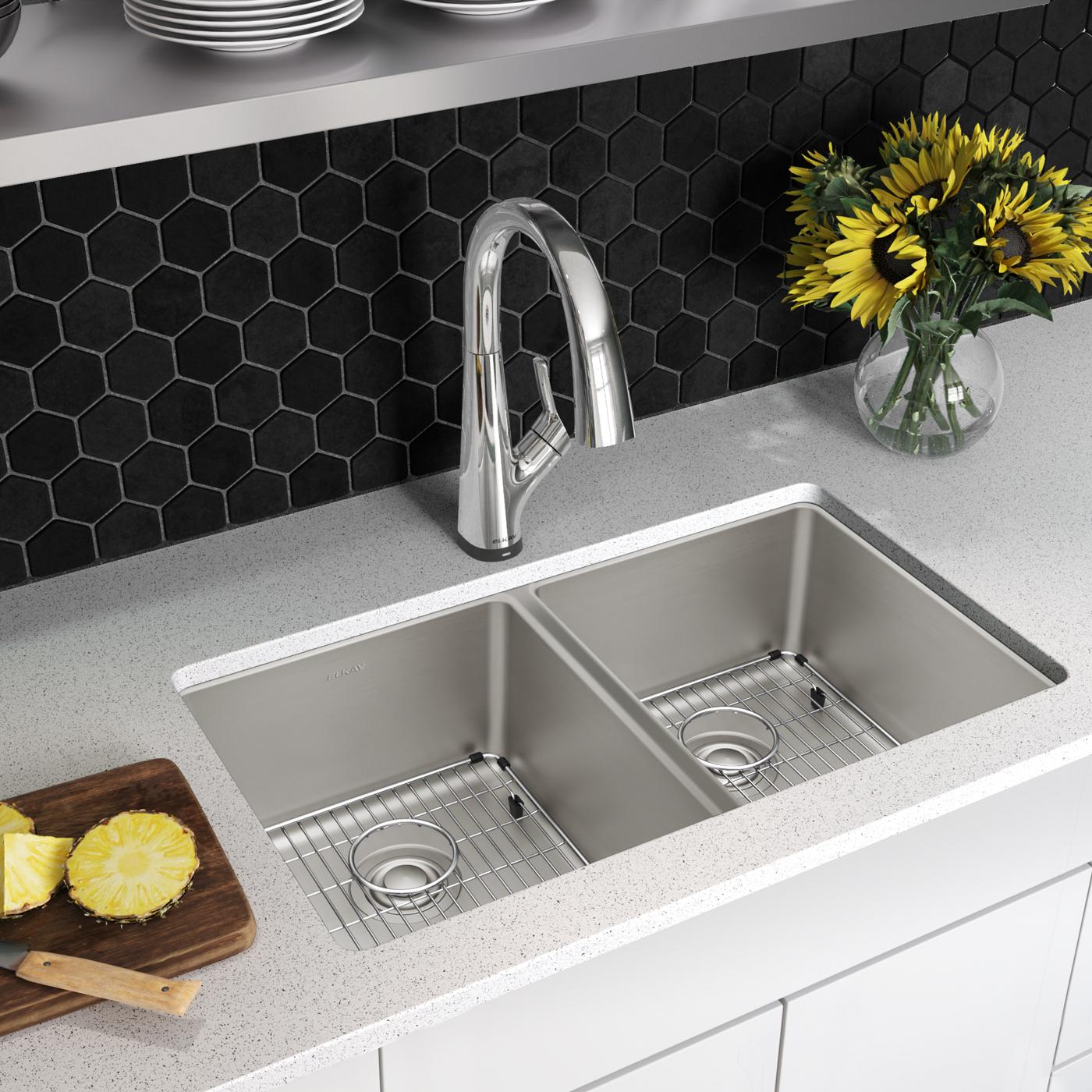 Elkay Tarja Lustertone Iconix® Calibre 18 Acero Inoxidable 32-3/4" x 19-1/2" x 9" de Dos Tazones Bajo Cubierta (Kit con Llave Filtrada) — ambiente de cocina
