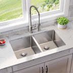 Elkay Tarja Lustertone Iconix® Calibre 18 Acero Inoxidable 32-3/4" x 19-1/2" x 9" de Dos Tazones Bajo Cubierta — ambiente de cocina