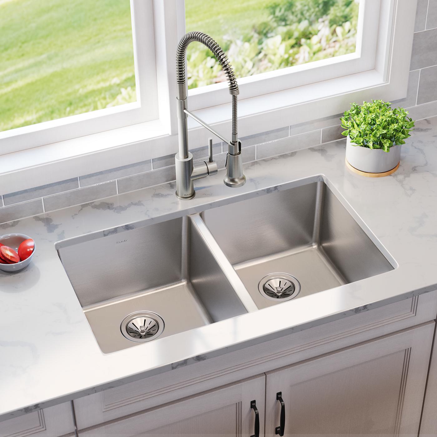 Elkay Tarja Lustertone Iconix® Calibre 18 Acero Inoxidable 32-3/4" x 19-1/2" x 9" de Dos Tazones Bajo Cubierta — ambiente de cocina