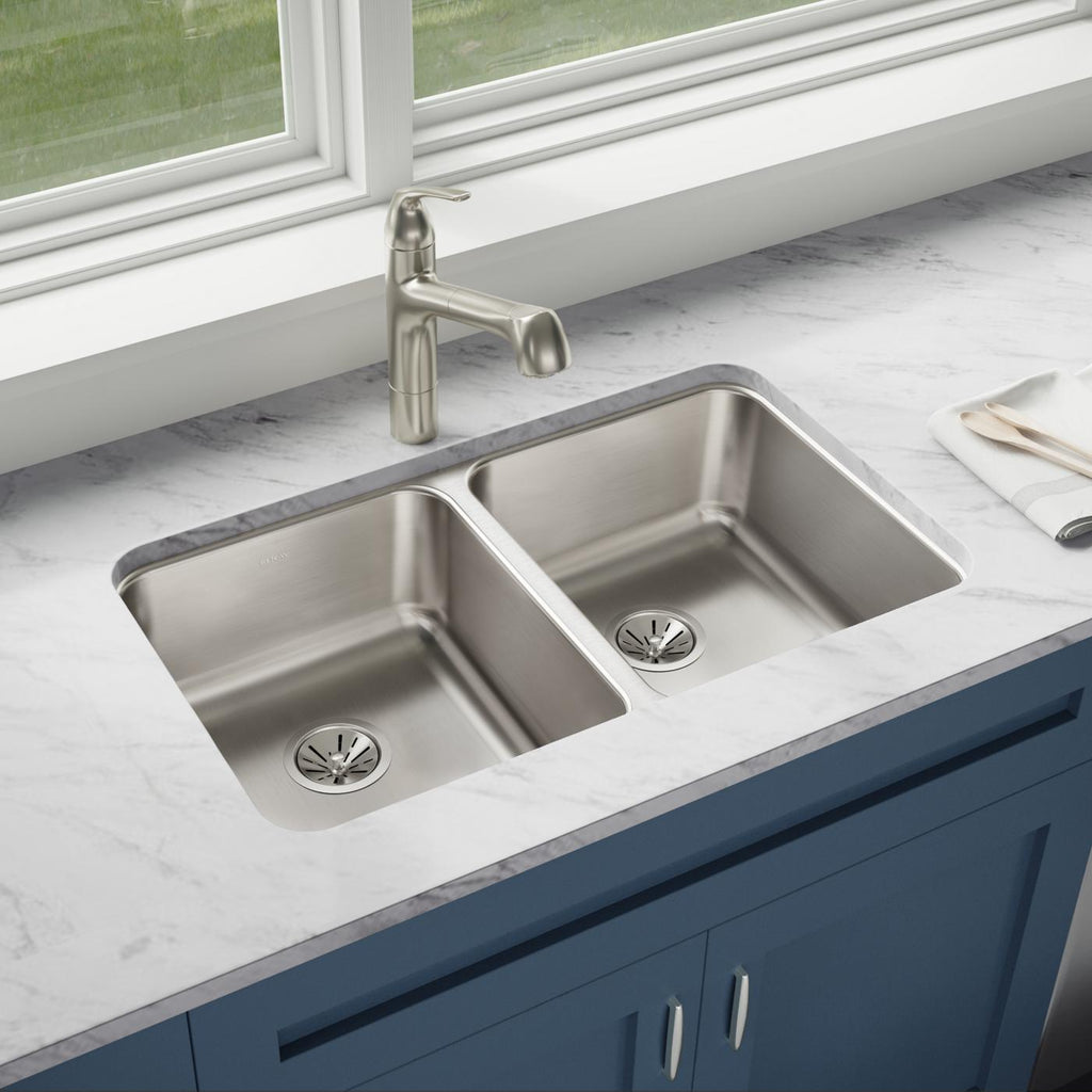 Elkay Tarja Lustertone® Classic Acero Inoxidable 30-3/4" x 18-1/2" x 7-7/8" de Dos Tazones Iguales Bajo Cubierta — ambiente de cocina