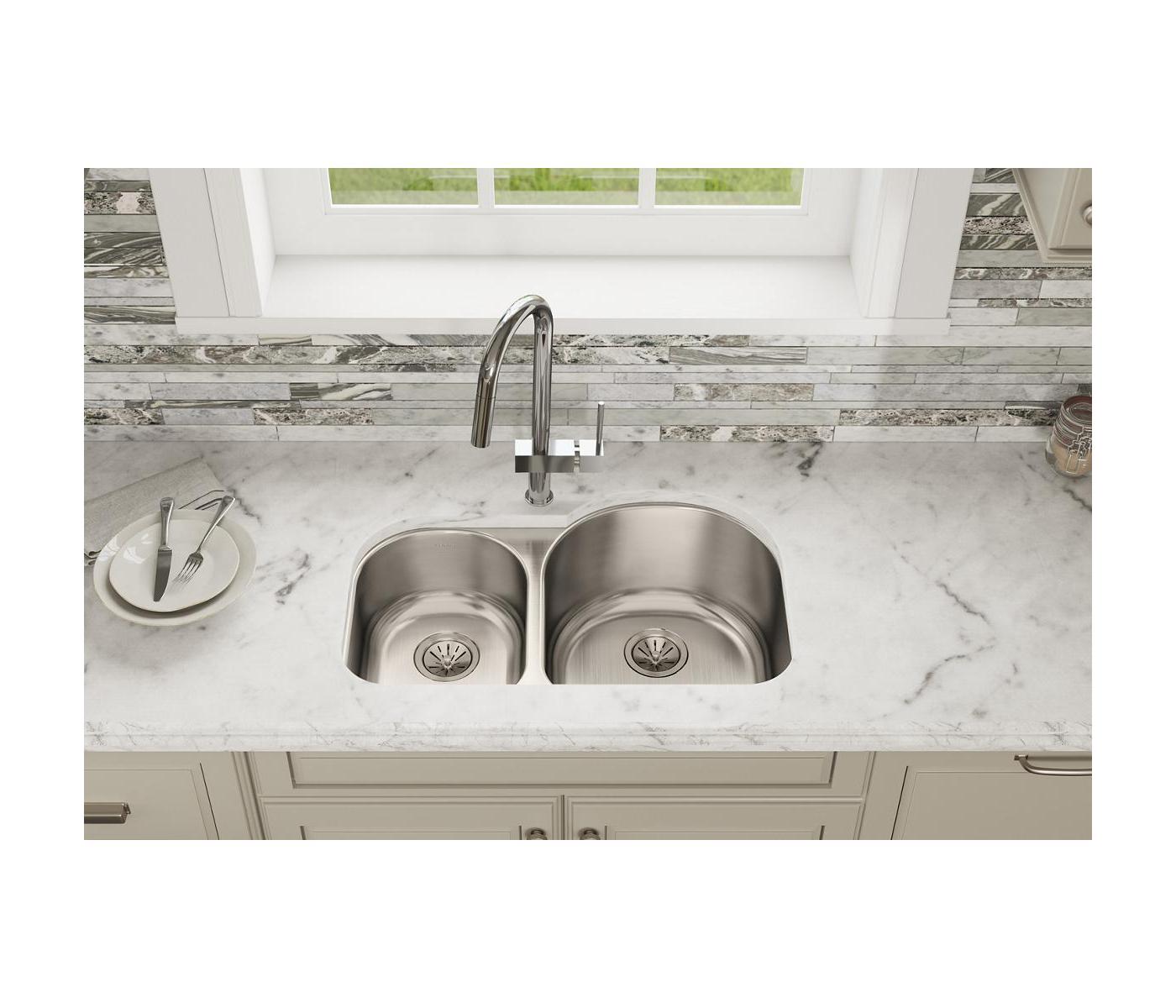 Elkay Tarja Lustertone® Classic Acero Inoxidable 31-1/4" x 20" x 10" Offset 40/60 de Dos Tazones Bajo Cubierta — ambiente de cocina