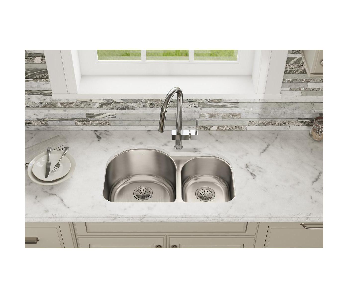Elkay Tarja Lustertone® Classic Acero Inoxidable 31-1/4" x 20" x 10" Offset 60/40 de Dos Tazones Bajo Cubierta — ambiente de cocina