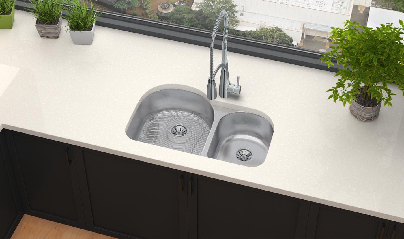 Elkay Tarja Lustertone® Classic Acero Inoxidable 31-1/4" x 20" x 7-1/2" Offset 60/40 Double Bajo Cubierta con Perfect Drain® — ambiente de cocina