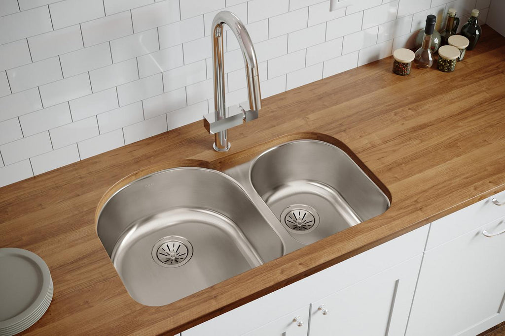Elkay Tarja Lustertone® Classic Acero Inoxidable 31-1/4" x 20" x 7-1/2" Offset 60/40 de Dos Tazones Bajo Cubierta — ambiente de cocina