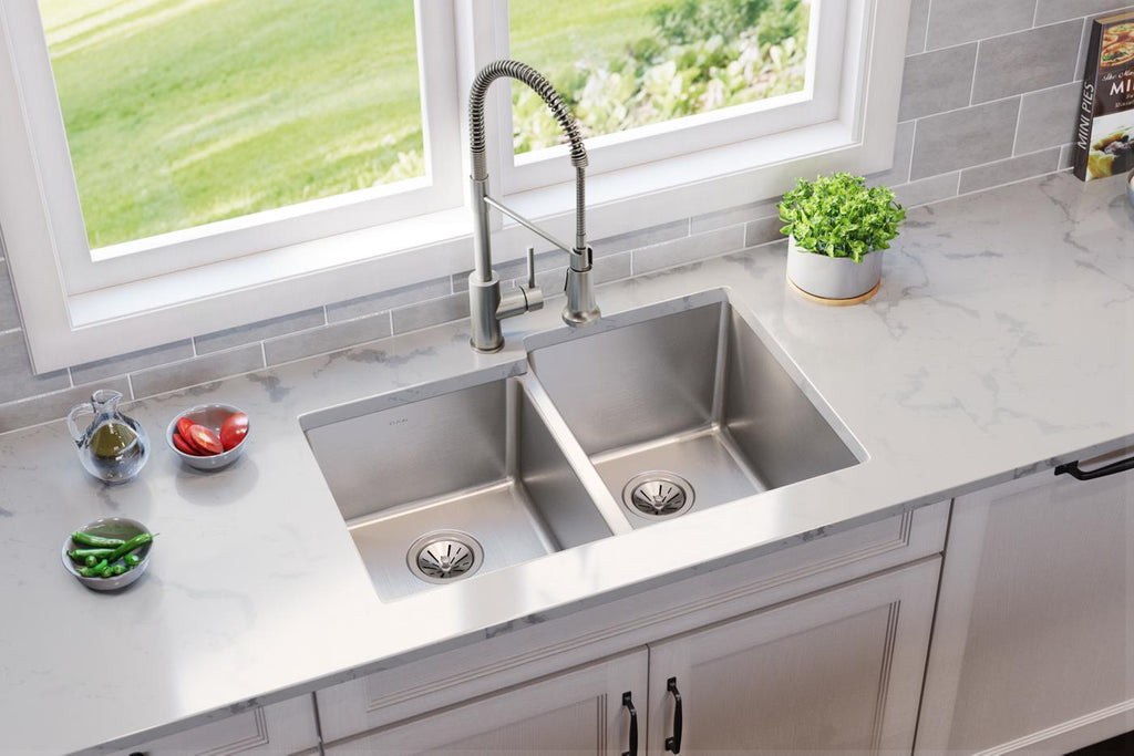 Elkay Tarja Lustertone Iconix® Calibre 18 Acero Inoxidable 31-1/4" x 20-1/2" x 9" de Dos Tazones Bajo Cubierta with Left Small Bowl — ambiente de cocina