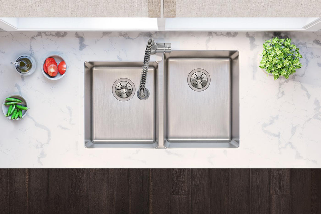 Elkay Tarja Lustertone Iconix® Calibre 18 Acero Inoxidable 31-1/4" x 20-1/2" x 9" de Dos Tazones Bajo Cubierta with Left Small Bowl — ambiente de cocina