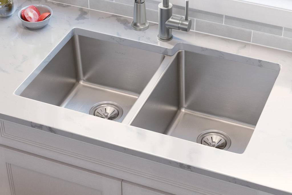 Elkay Tarja Lustertone Iconix® Calibre 18 Acero Inoxidable 31-1/4" x 20-1/2" x 9" de Dos Tazones Bajo Cubierta with Left Small Bowl — ambiente de cocina