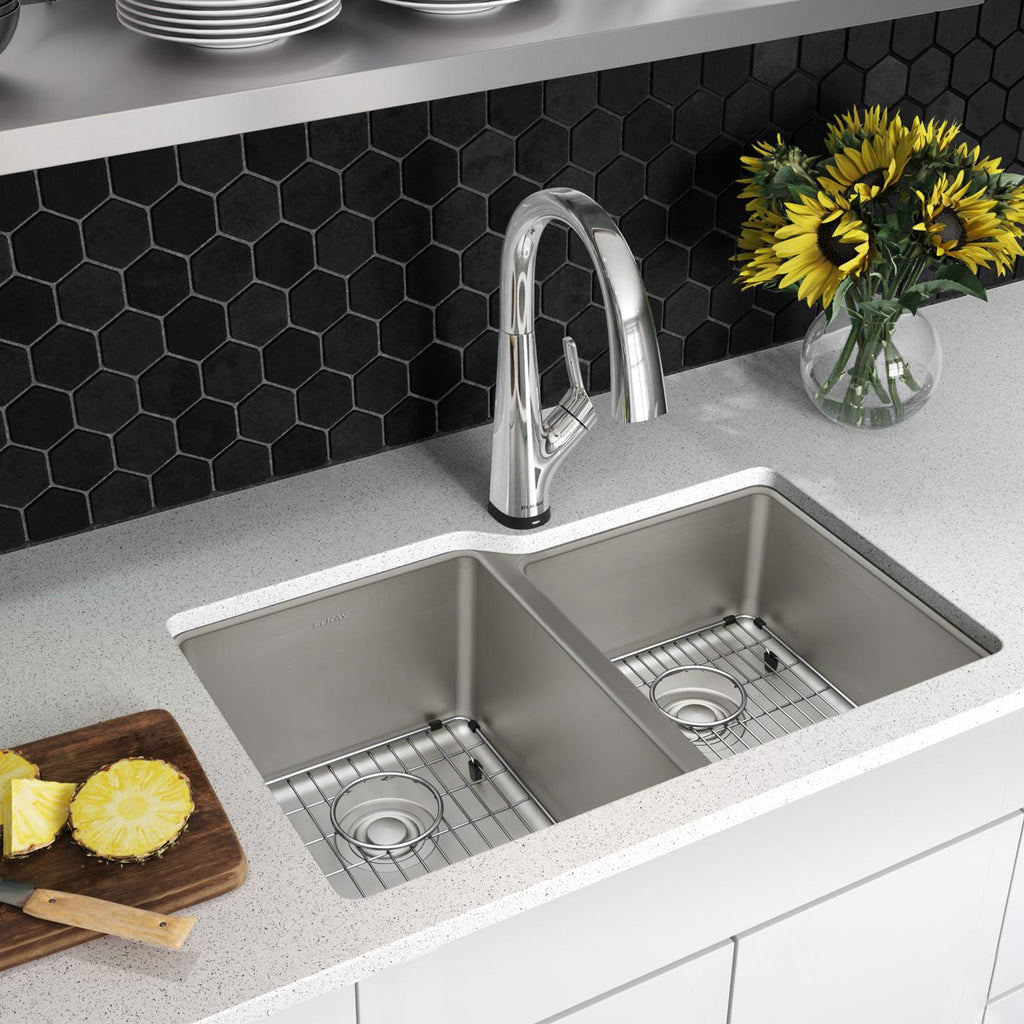 Elkay Tarja Lustertone Iconix® Calibre 18 Acero Inoxidable 31-1/4" x 20-1/2" x 9" Offset 60/40 Bowl Bajo Cubierta (Kit) w/Filter Faucet — ambiente de cocina