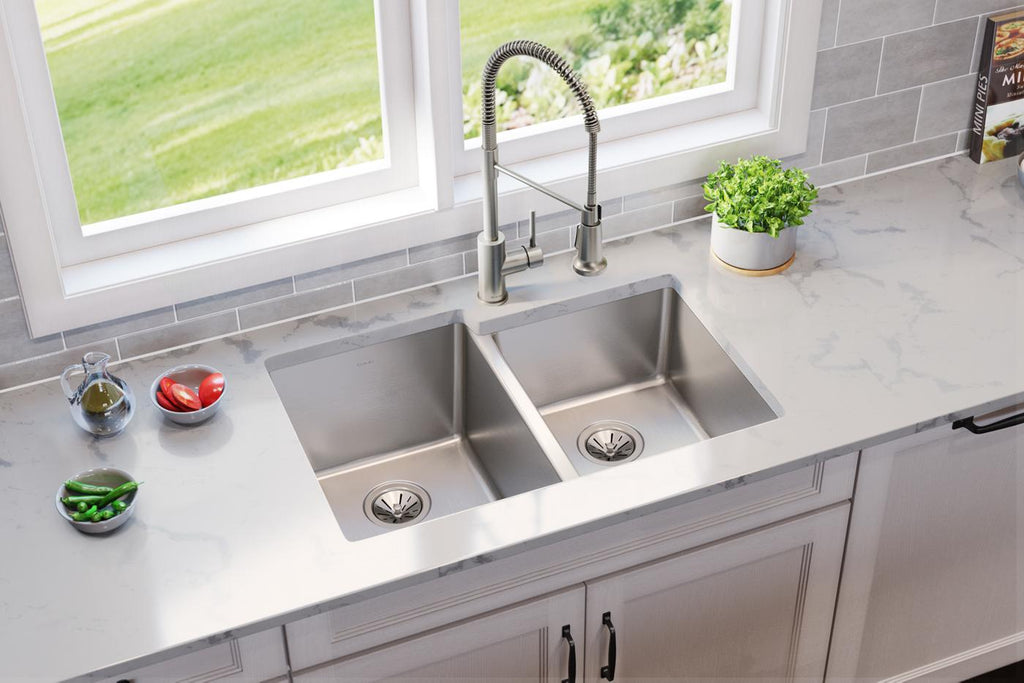 Elkay Tarja Lustertone Iconix® Calibre 18 Acero Inoxidable 31-1/4" x 20-1/2" x 9" de Dos Tazones Bajo Cubierta with Right Small Bowl — ambiente de cocina
