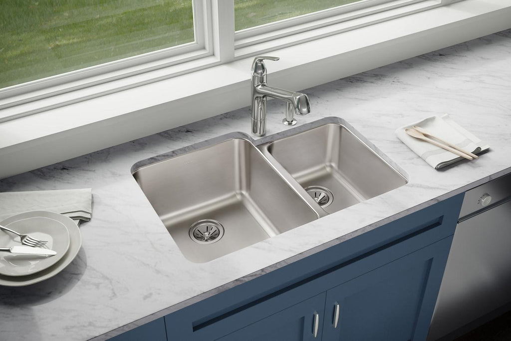 Elkay Tarja Lustertone® Classic Acero Inoxidable 30-3/4" x 21" x 9-7/8" Offset 60/40 de Dos Tazones Bajo Cubierta — ambiente de cocina