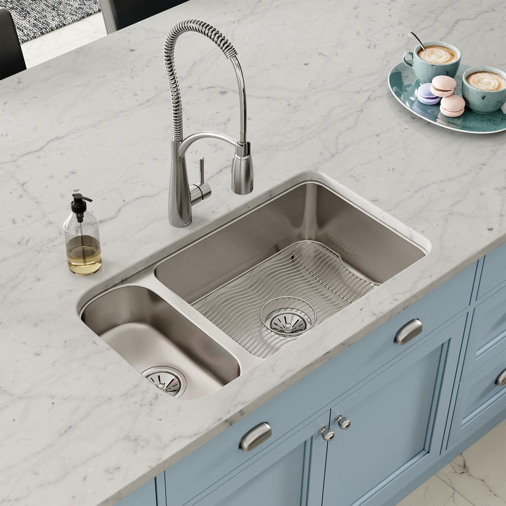 Elkay Tarja Lustertone® Classic Acero Inoxidable 32-1/4" x 18-1/4" x 7-3/4" 30/70 de Dos Tazones Bajo Cubierta (Kit) — ambiente de cocina