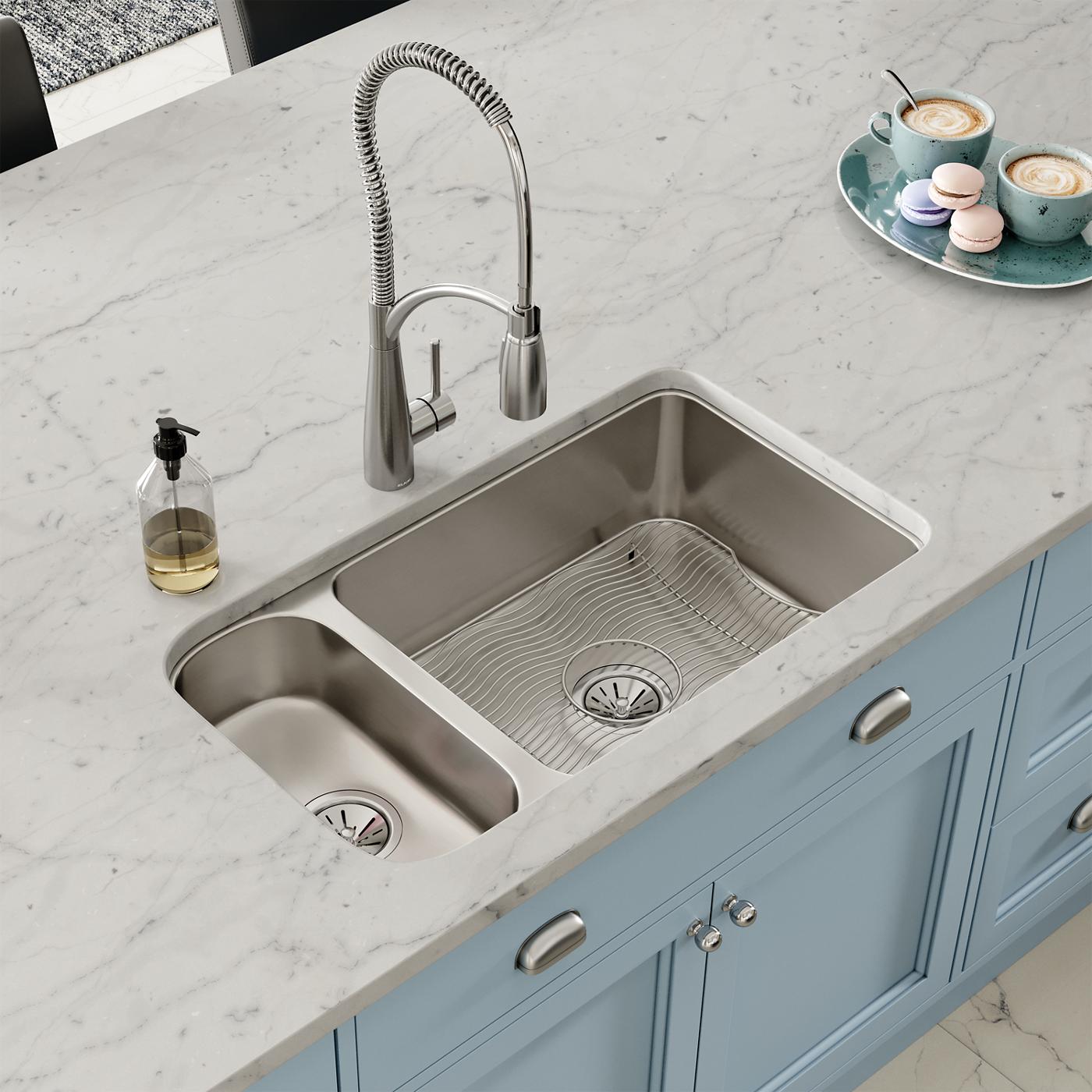 Elkay Tarja Lustertone® Classic Acero Inoxidable 32-1/4" x 18-1/4" x 7-3/4" 30/70 de Dos Tazones Bajo Cubierta (Kit) — ambiente de cocina