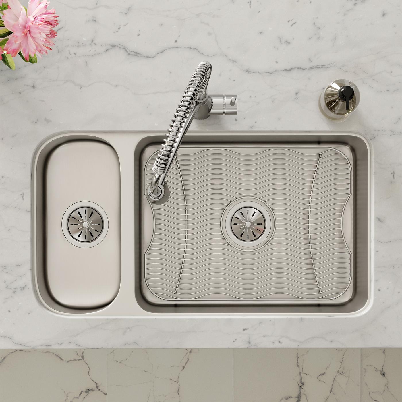 Elkay Tarja Lustertone® Classic Acero Inoxidable 32-1/4" x 18-1/4" x 7-3/4" 30/70 de Dos Tazones Bajo Cubierta (Kit) — ambiente de cocina