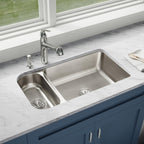 Elkay Tarja Lustertone® Classic Acero Inoxidable 32-1/4" x 18-1/4" x 7-3/4" 30/70 de Dos Tazones Bajo Cubierta — ambiente de cocina