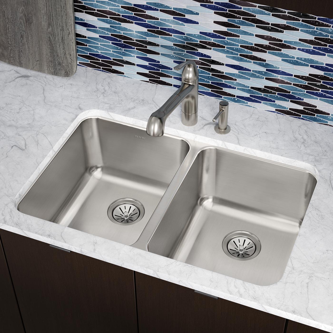 Elkay Tarja Lustertone® Classic Acero Inoxidable 31-1/4" x 20" x 9-7/8" de Dos Tazones Iguales Bajo Cubierta — ambiente de cocina