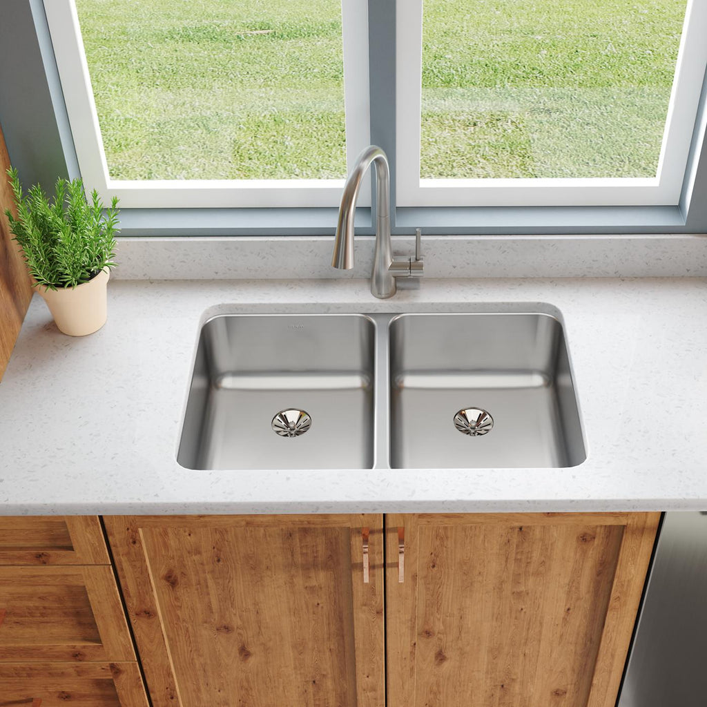 Elkay Tarja Lustertone® Classic Acero Inoxidable 31-1/4" x 20" x 7-7/8" de Dos Tazones Bajo Cubierta with Perfect Drain® — ambiente de cocina