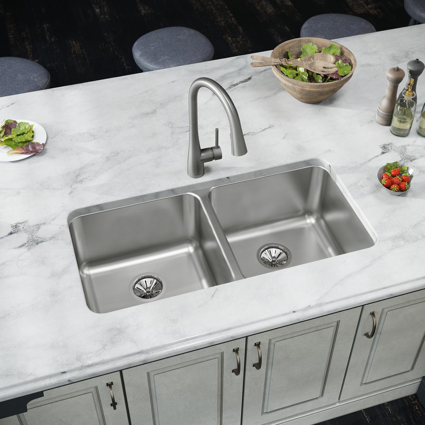 Elkay Tarja Lustertone® Classic Acero Inoxidable 35-3/4" x 18-1/2" x 10" de Dos Tazones Iguales Bajo Cubierta — ambiente de cocina