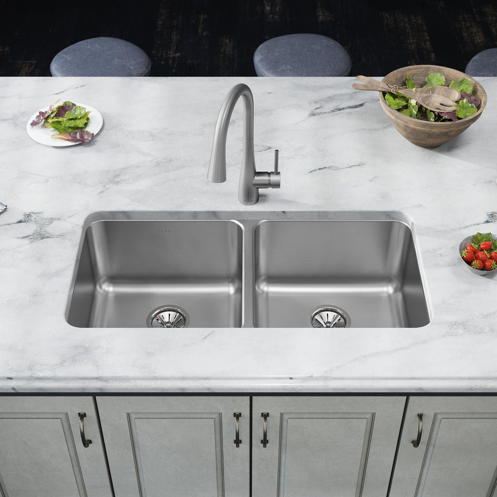 Elkay Tarja Lustertone® Classic Acero Inoxidable 35-3/4" x 18-1/2" x 10" de Dos Tazones Iguales Bajo Cubierta — ambiente de cocina