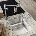 Elkay Tarja Lustertone® Classic Acero Inoxidable 16-1/2" x 20-1/2" x 5-3/8" de Un Tazón Bajo Cubierta ADA con Perfect Drain® — ambiente de cocina