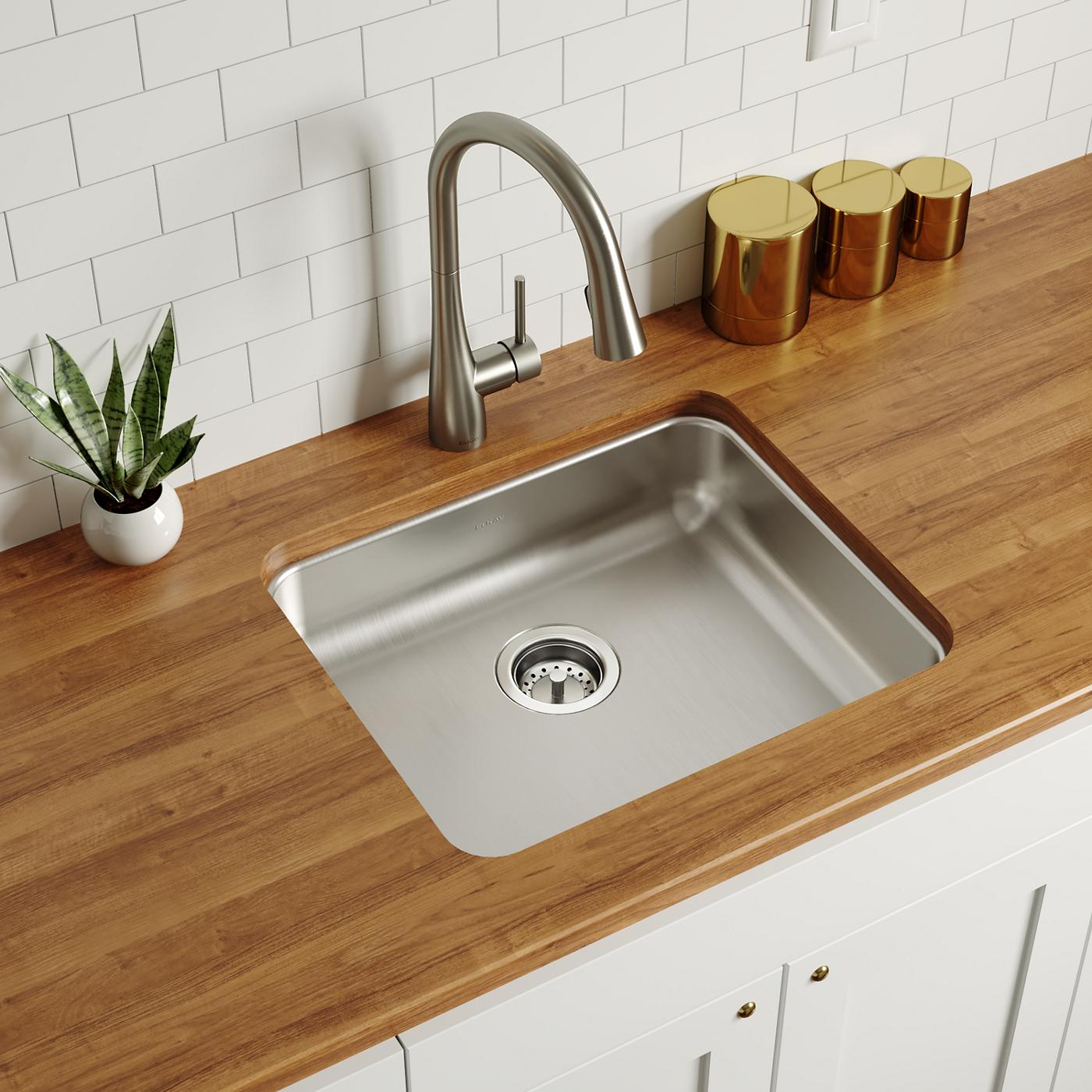 Elkay Tarja Lustertone® Classic Acero Inoxidable 21-1/2" x 18-1/2" x 4-7/8" de Un Tazón ADA Bajo Cubierta — ambiente de cocina