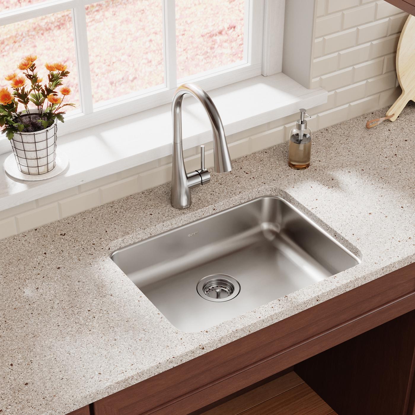 Elkay Tarja Lustertone® Classic Acero Inoxidable 23-1/2" x 18-1/4" x 5-3/8" de Un Tazón ADA Bajo Cubierta — ambiente de cocina