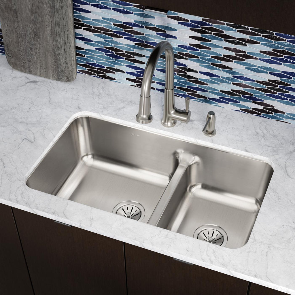 Elkay Tarja Lustertone® Classic Acero Inoxidable 32-1/16" x 18-1/2" x 9" 40/60 de Dos Tazones Bajo Cubierta con Aqua Divide — ambiente de cocina