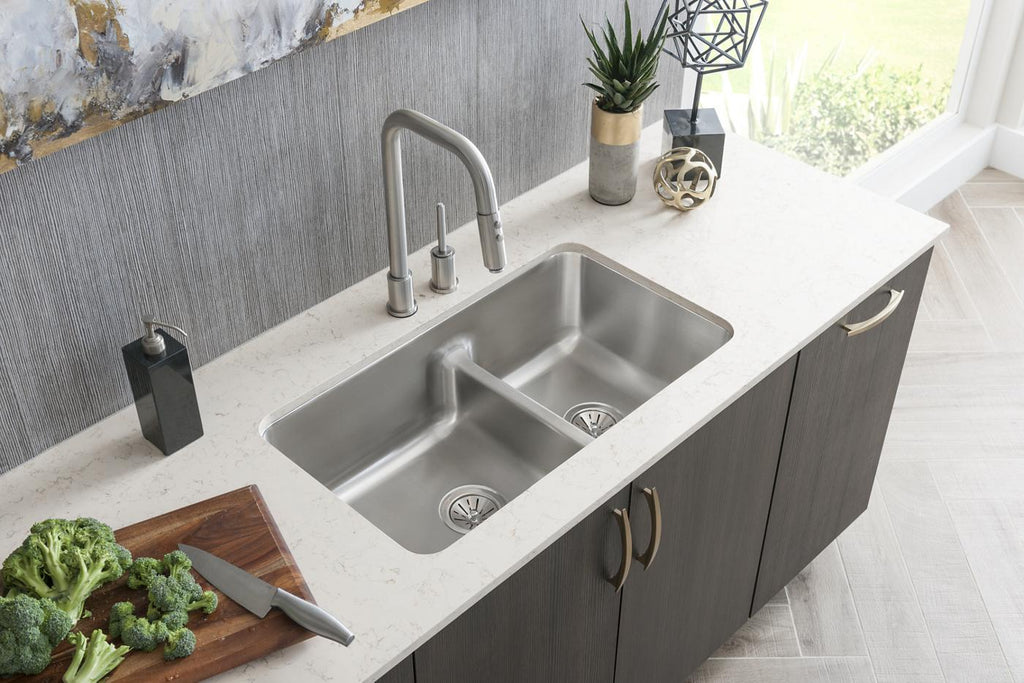 Elkay Tarja Lustertone® Classic Acero Inoxidable 32-1/16" x 18-1/2" x 9" 40/60 de Dos Tazones Bajo Cubierta con Aqua Divide — ambiente de cocina