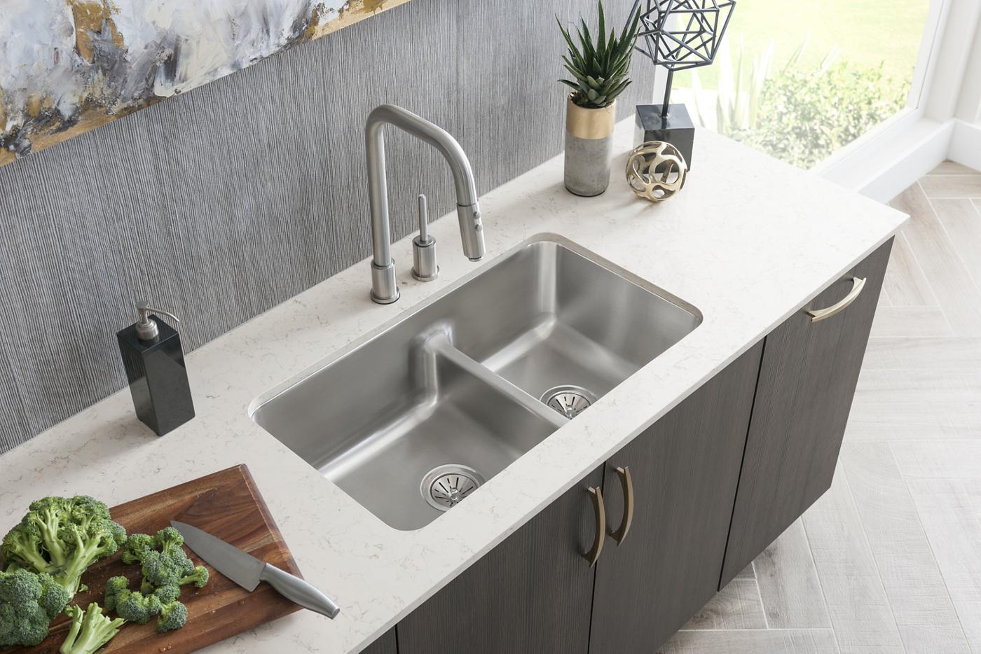 Elkay Tarja Lustertone® Classic Acero Inoxidable 32-1/16" x 18-1/2" x 9" 40/60 de Dos Tazones Bajo Cubierta con Aqua Divide — ambiente de cocina