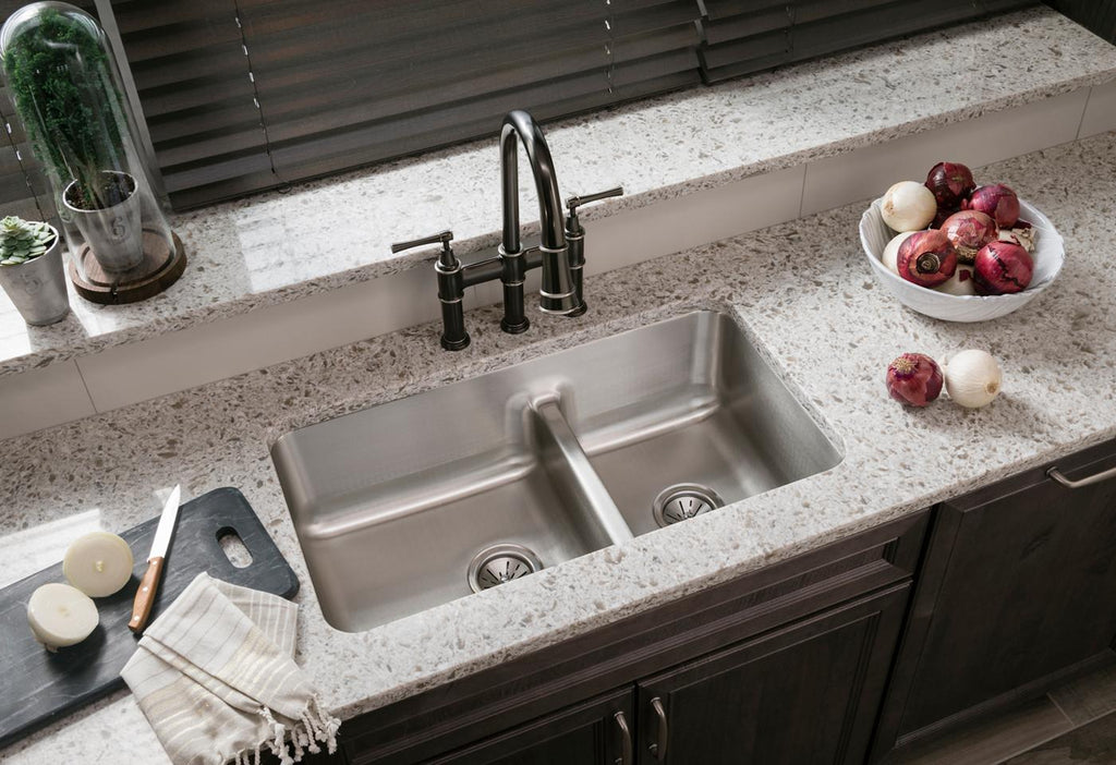 Elkay Tarja Lustertone® Classic Acero Inoxidable 32-1/16" x 18-1/2" x 9" 40/60 de Dos Tazones Bajo Cubierta con Aqua Divide — ambiente de cocina