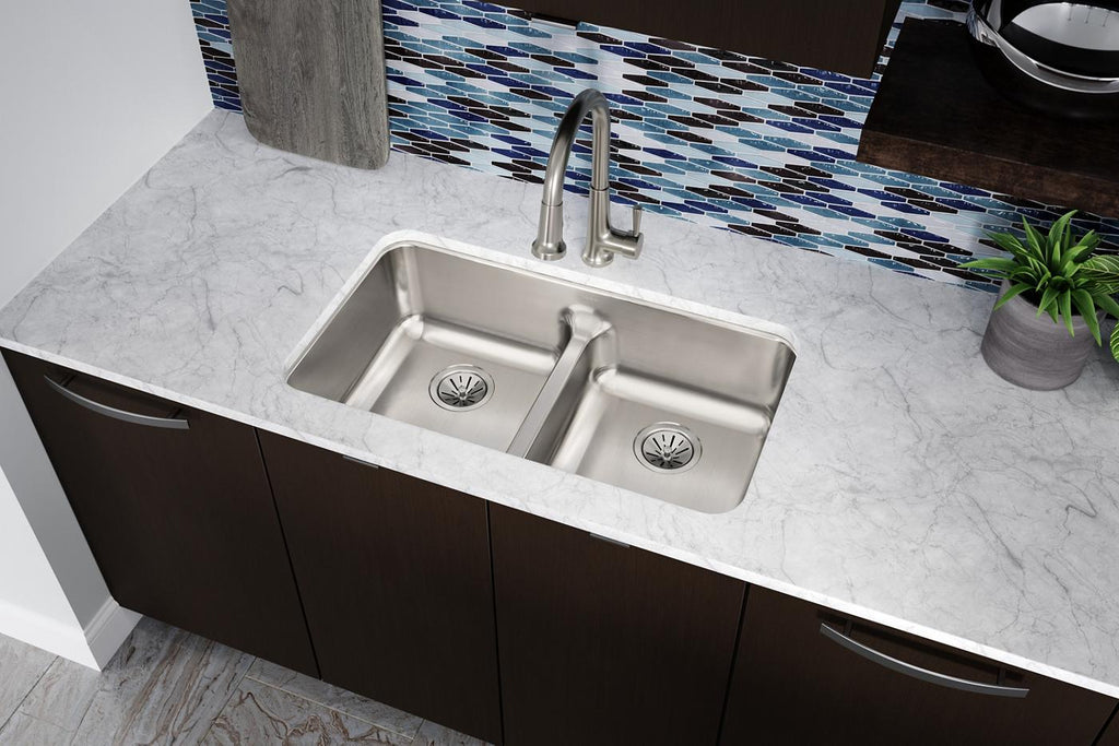 Elkay Tarja Lustertone® Classic Acero Inoxidable 32-1/16" x 18-1/2" x 8" de Dos Tazones Iguales Bajo Cubierta con Aqua Divide — ambiente de cocina