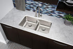 Elkay Tarja Lustertone® Classic Acero Inoxidable 32-1/16" x 18-1/2" x 8" de Dos Tazones Iguales Bajo Cubierta con Aqua Divide — ambiente de cocina