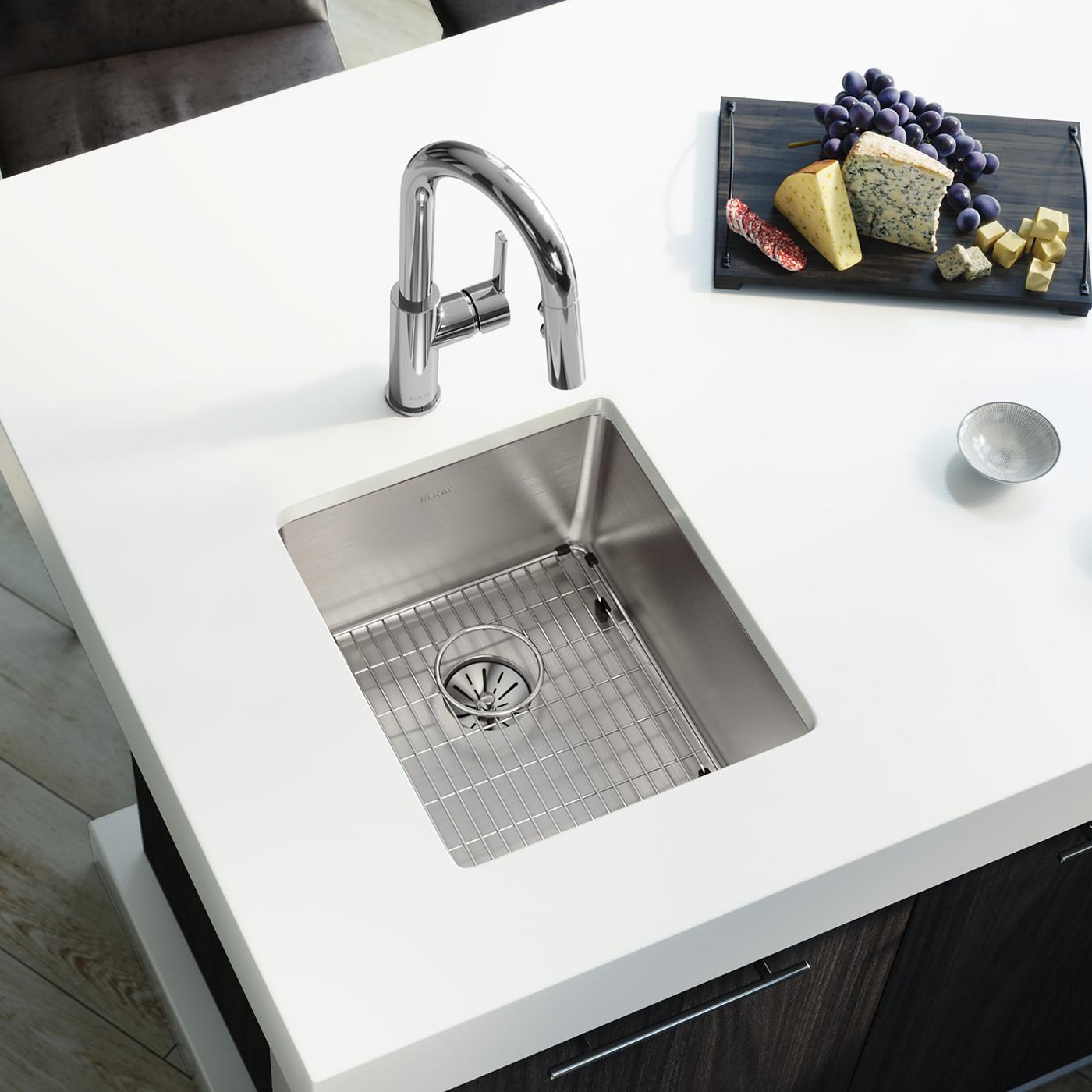 Elkay Tarja Lustertone Iconix® Calibre 16 Acero Inoxidable 16" x 18-1/2" x 8" de Un Tazón Bajo Cubierta (Kit) with Perfect Drain® — ambiente de cocina