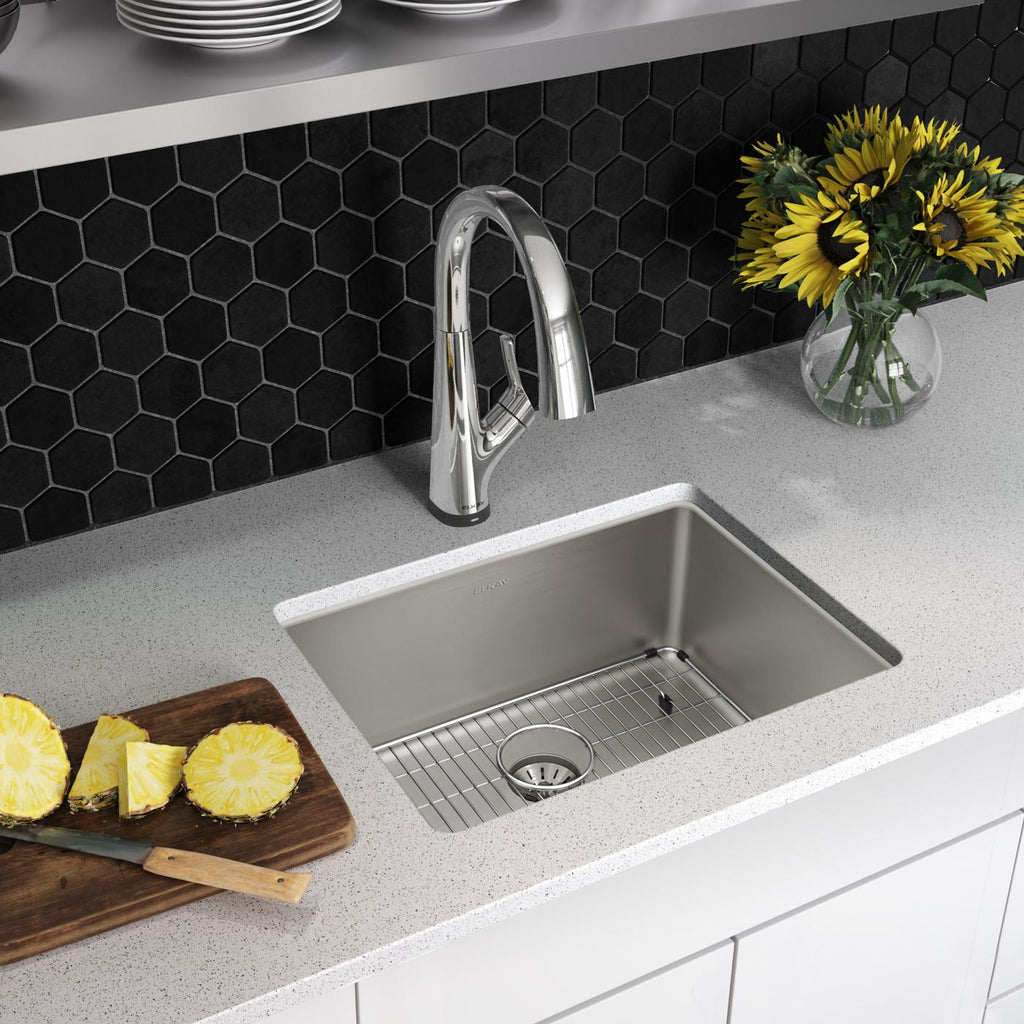 Elkay Tarja Lustertone Iconix® Calibre 16 Acero Inoxidable 23-1/2" x 18-1/4" x 9" de Un Tazón Bajo Cubierta (Kit con Llave Filtrada) with Perfect Drain® — ambiente de cocina