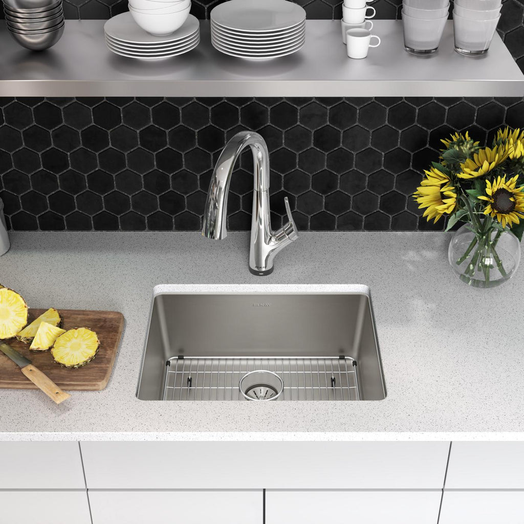 Elkay Tarja Lustertone Iconix® Calibre 16 Acero Inoxidable 23-1/2" x 18-1/4" x 9" de Un Tazón Bajo Cubierta (Kit con Llave Filtrada) with Perfect Drain® — ambiente de cocina