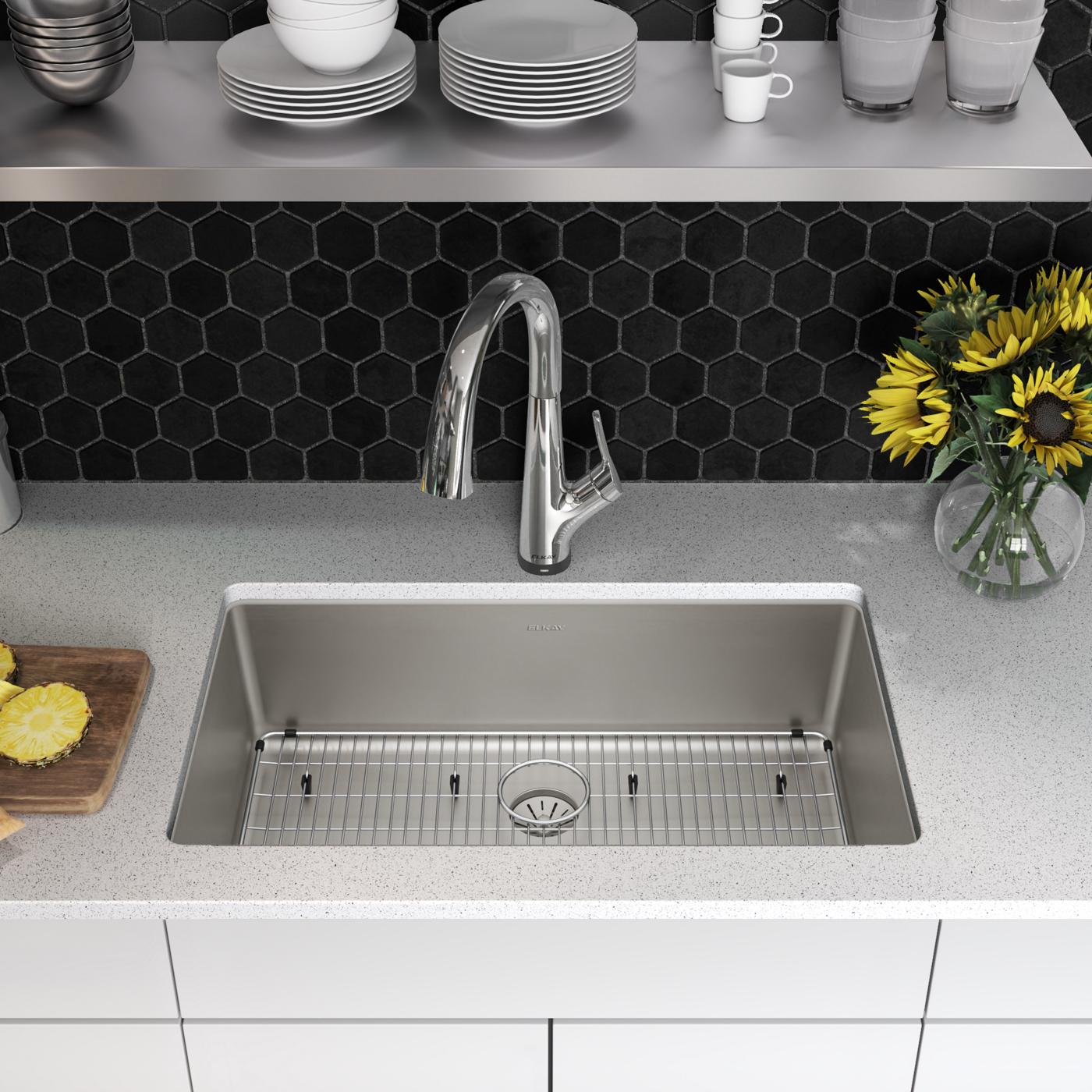 Elkay Tarja Lustertone Iconix® Calibre 16 Acero Inoxidable 32-1/2" x 19-1/2" x 9" de Un Tazón Bajo Cubierta (Kit con Llave Filtrada) with Perfect Drain® — ambiente de cocina
