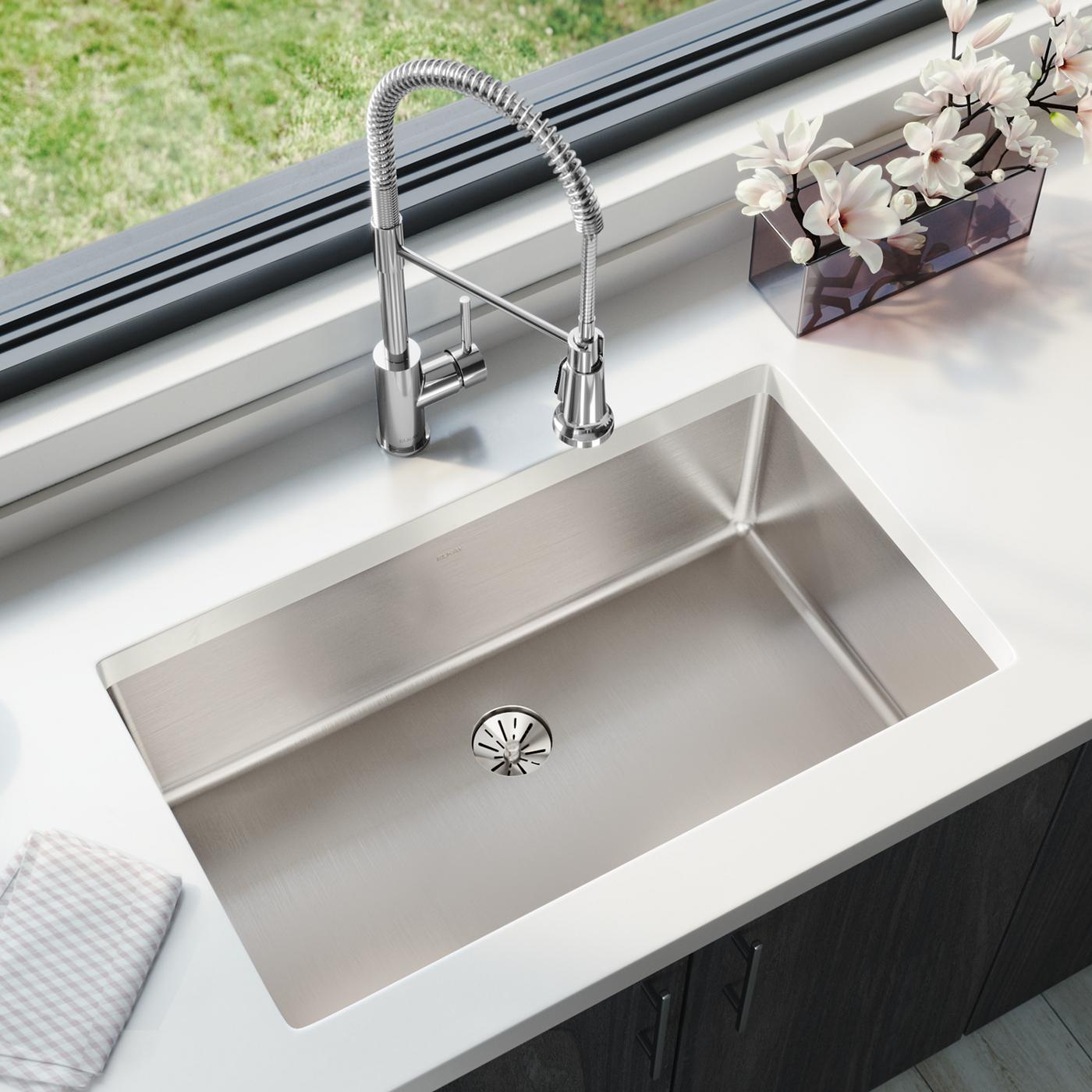 Elkay Tarja Lustertone Iconix® Calibre 16 Acero Inoxidable 32-1/2" x 19-1/2" x 9" de Un Tazón Bajo Cubierta with Perfect Drain® — ambiente de cocina