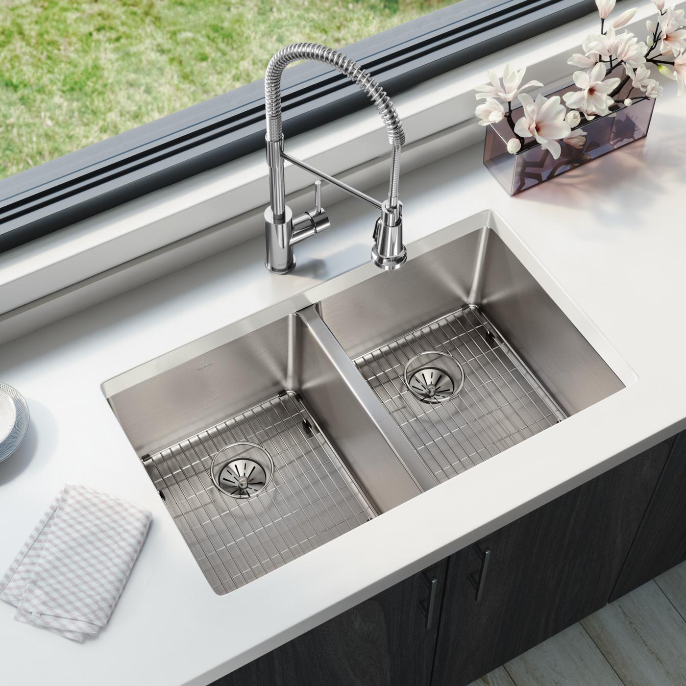 Elkay Tarja Lustertone Iconix® Calibre 16 Acero Inoxidable 32-3/4" x 19-1/2" x 9" de Dos Tazones Bajo Cubierta (Kit) with Perfect Drain® — ambiente de cocina