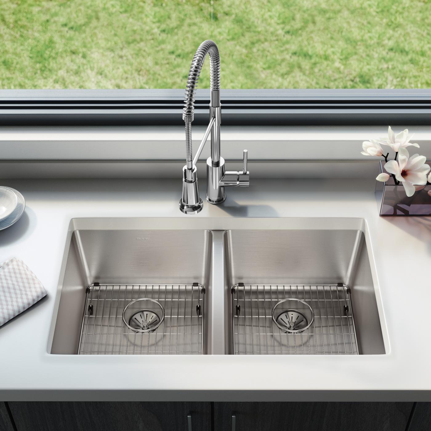 Elkay Tarja Lustertone Iconix® Calibre 16 Acero Inoxidable 32-3/4" x 19-1/2" x 9" de Dos Tazones Bajo Cubierta (Kit) with Perfect Drain® — ambiente de cocina