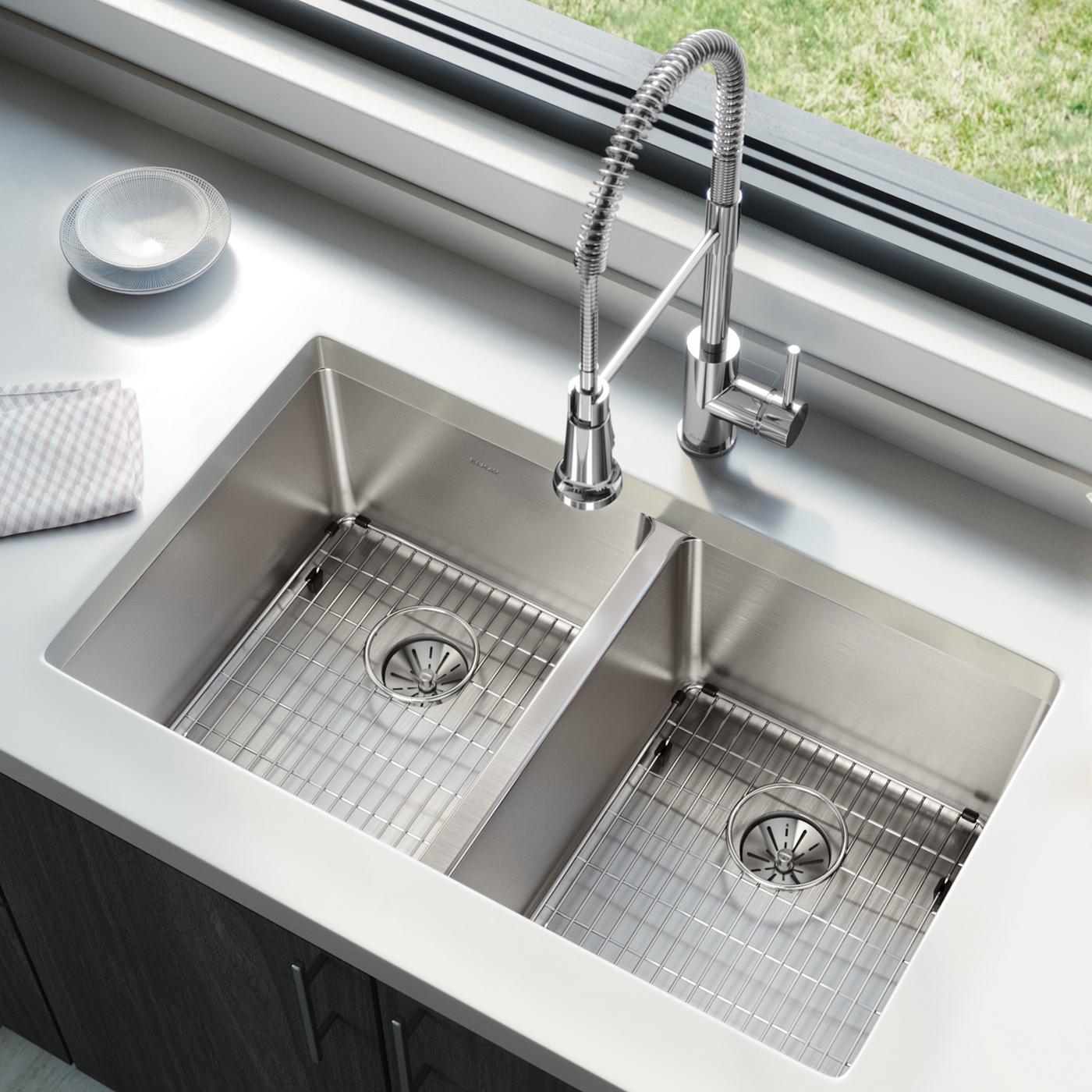 Elkay Tarja Lustertone Iconix® Calibre 16 Acero Inoxidable 32-3/4" x 19-1/2" x 9" de Dos Tazones Bajo Cubierta (Kit) with Perfect Drain® — ambiente de cocina