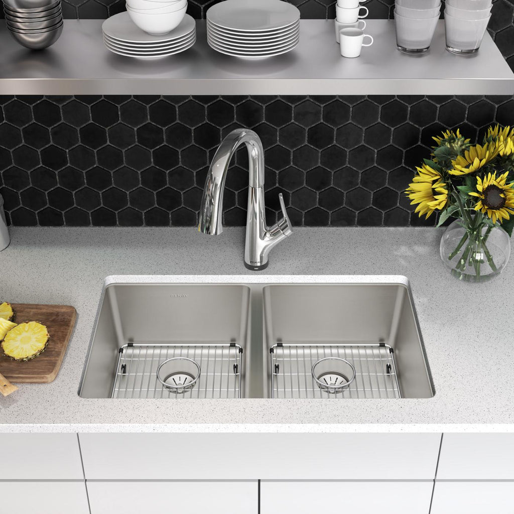 Elkay Tarja Lustertone Iconix® Calibre 16 Acero Inoxidable 32-3/4" x 19-1/2" x 9" de Dos Tazones Bajo Cubierta (Kit con Llave Filtrada) with Perfect Drain® — ambiente de cocina